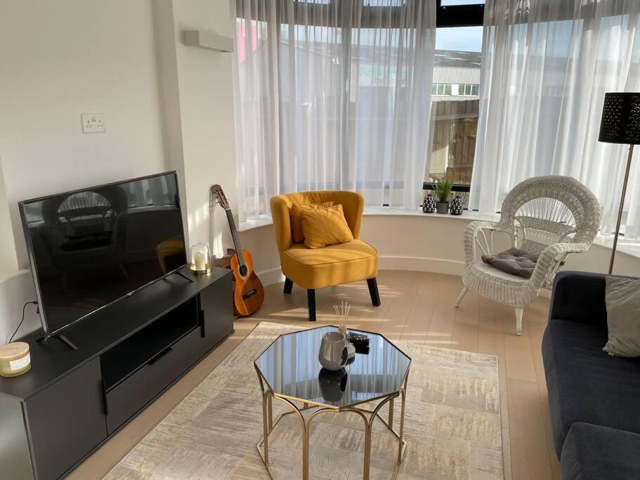 Apartment Entire In Brentford, West London. *